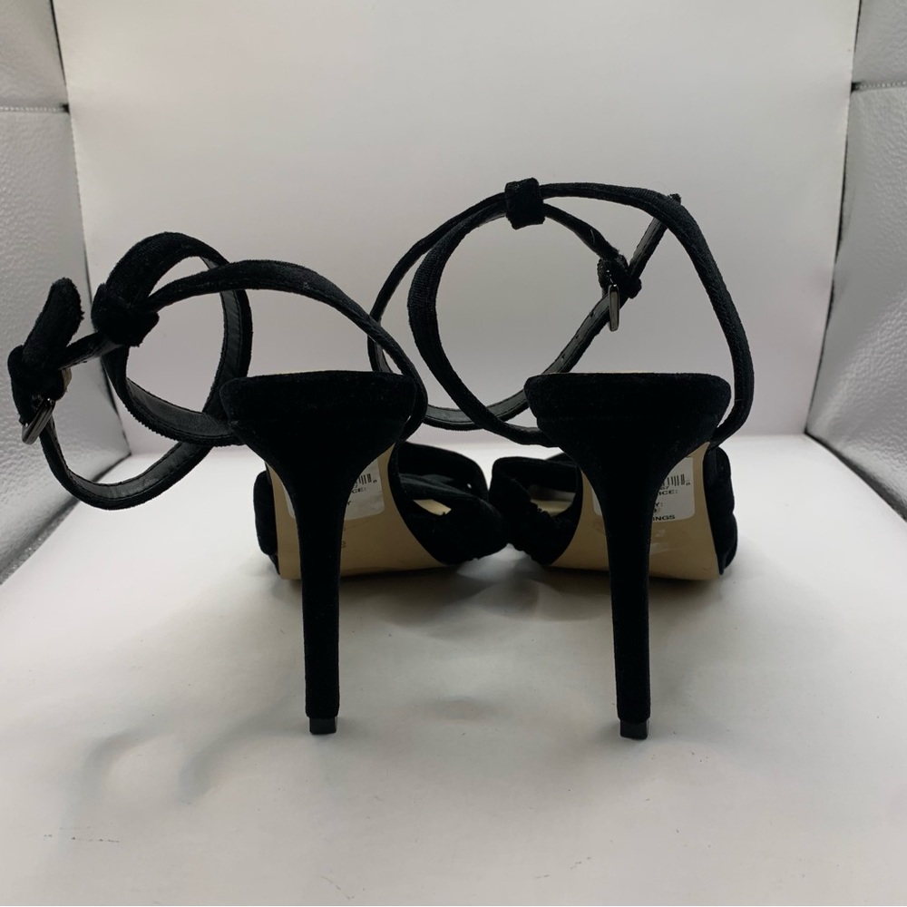 NWOB WOMANS SAKS 5TH AVENUE VELVET BLACK HEELED PUMPS SIZE 8 PL-Rochelle - Picture 7 of 9